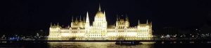 Ungarisches Parlament in Budapest bei Nacht beleuchtet
