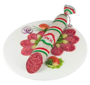 PICK original ungarische Salami angeschnitten auf Teller mit Salat, Tomaten und Zwiebeln